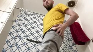 Sehr haariger, dünner, unbeschnittener weißer Mann vor und nach der Dusche