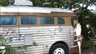 Sesso anale per una troia con tette piccole