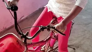 Cycle par baiti hu hi bhabhi ko devar ne ache se choda