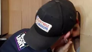 Graue DILF wichst Schwanz und gibt Gloryhole Blowjob