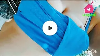 Die Milf von nebenan masturbiert und wartet darauf, dass jemand sie sieht, um sich zu zeigen