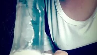 Neuling saugt, dieser Dildo lässt meinen Mund tropfen