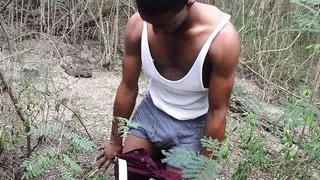 Junge süße Schwule mögen es heiß auf der Toilette zu teiben