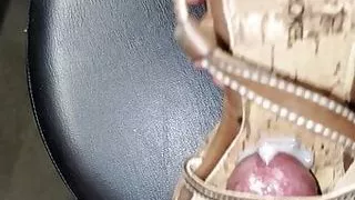 Mechaniker fand süße braune Absätze im Kundenauto