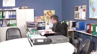 Durch die krise werden stellen in der Firma abgebaut! Chef schaut os Sabine bleiben kann!