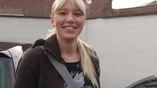 Blonde 18 jaehrige kommt zum date und masturbiert!