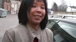 Huebsche Asiatin macht es sich auf der couch!!!