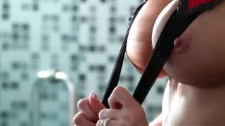 Blonde bombshell Brooklyn teases with her perfect body