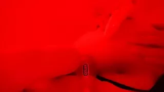 Solo-schöner Trans-Teenie, der schon lange von einem Schwanz und einem reichen Daddy träumt