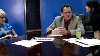 Jenny Hendrix und Beverly Hills schlucken beide Sperma nach diesem