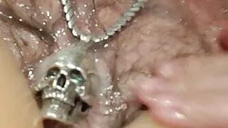 Einen spritzenden Strapon lutschen und Sperma