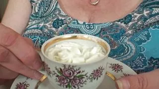 Schwiegermutter mit dickem Bauch erfreut ihn zum Geburtstag