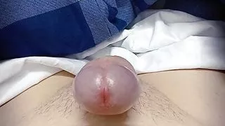 Ein junger Kerl mit einem großen Schwanz masturbiert, aber meine Freundin lässt mich nicht zu Ende masturbieren - sie will mich zu einem Transsexuellen machen