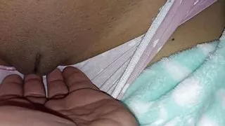 Mi hermanastra me deja ver sus tiernas bragas