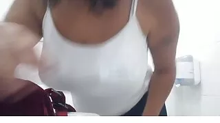 The milf neighbor in the bathrooms of the hospital I went as a companion and a client asked me for a personalized video,