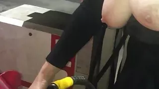 Lady Oups sexy flashing in gas station