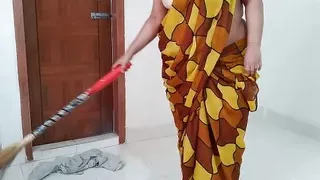 Pados ki Bhabhi ki jabardasti mast chudai Bhabhi ne devar ka Pani nikal diya - Devar fucked Bhabhi while cleaning house