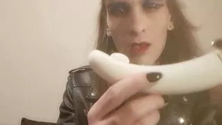 Geiles Trans Mädchen reitet glücklich Spielzeug