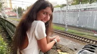 Ich konnte nicht widerstehen und habe meine Freundin direkt am Bahnhof in der Öffentlichkeit gefickt!