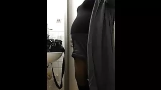 Auf einer öffentlichen Toilette einen Ringknebel anlegen