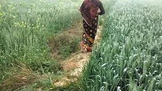 Indian farmer wife working on field fucking hardcore outdoor hindi sex
