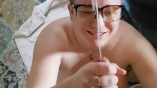Niedliche Milf Hochgeschwindigkeits-Gesichts-Cumshot auf Brille POV