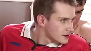 Junge Fußballer machen eine kleine Sexorgie und blasen ihre geilen harten Schwänze mit Genuss