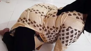 Desi Priya Aunty ko Jabardasti chudai mast jab vah vyayam kar raha tha - Huge ass fuck & cum inside