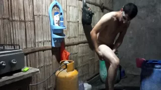 Hausgemachter Porno Mein Stiefbruder badet nackt, nachdem er mich wie seine Hure gefickt hat