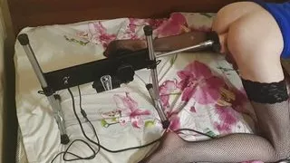 Femboy fickt Arsch mit Sexmaschine