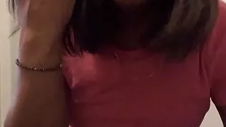 Große sexy Shemale streichelt Schwanz im rosa Kleid