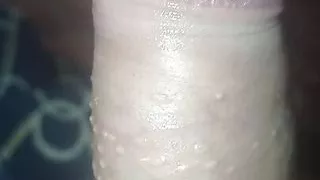 Ich habe eine Menge Milch und gieße sie auf meine Brust