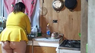 Chubby stepmommy un kitchen
