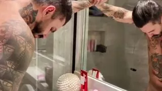 Novinha pegando no meu pau antes do role