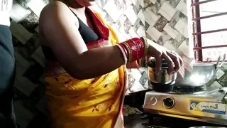 Chikn bNa Rhi Bibi Ko Rasoi me pKad ke ghodi bNaya