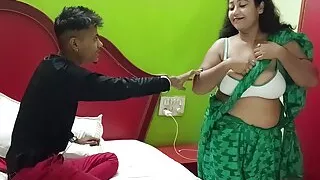 Hot Kamwali Bhabhi Fucking with Young Boy! With clear Hindi Audio