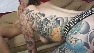 Tattoed girl eats blond cunt after smacking her buns