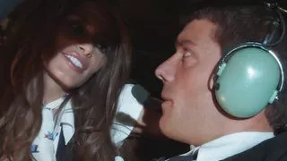 Madelyn Marie fickt den Kapitän im Cockpit während einer roten