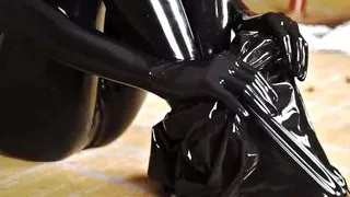 Fejira com Ganzer Körper eingewickelt Latex Schlafsack Orgasmus