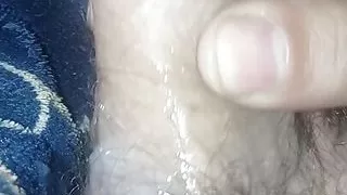 Ich masturbiere auf meinen Füßen mit Spielzeug und Milch