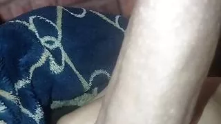 Ich masturbiere auf meinen Füßen mit Spielzeug und Milch