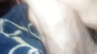 Ich masturbiere auf meinen Füßen mit Spielzeug und Milch