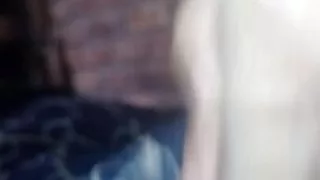 Ich masturbiere auf meinen Füßen mit Spielzeug und Milch