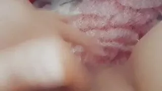 Fata asta se masturbeaza singura dimineata sub patura