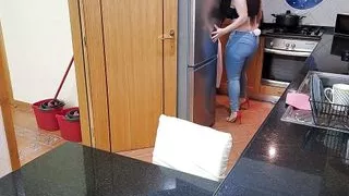 Sexy Privatköchin wird mit einer Massage verführt