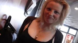 Blondes 18j Flittchen beim Mcdonalds Date gefickt und danach zu Hause Runde 2