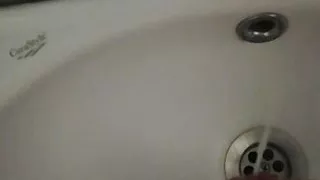 Ich werde geil und spritze in einer öffentlichen Toilette ab.