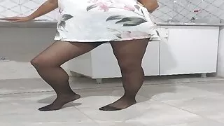 Turk mature leg and foot fetish in nylon stockings in the kitchen