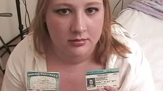 Mollige Hure saugt Schwanz schön