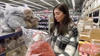 took off a whore in a store and gave it to her mouth in the toilet